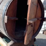 casetta-per-galline-in-una-botte-di-legno